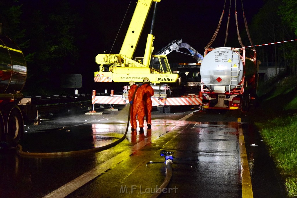 VU Gefahrgut LKW umgestuerzt A 4 Rich Koeln Hoehe AS Gummersbach P719.JPG - Miklos Laubert